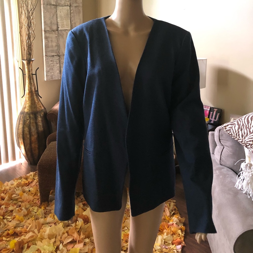 Lightweight collarless blazer